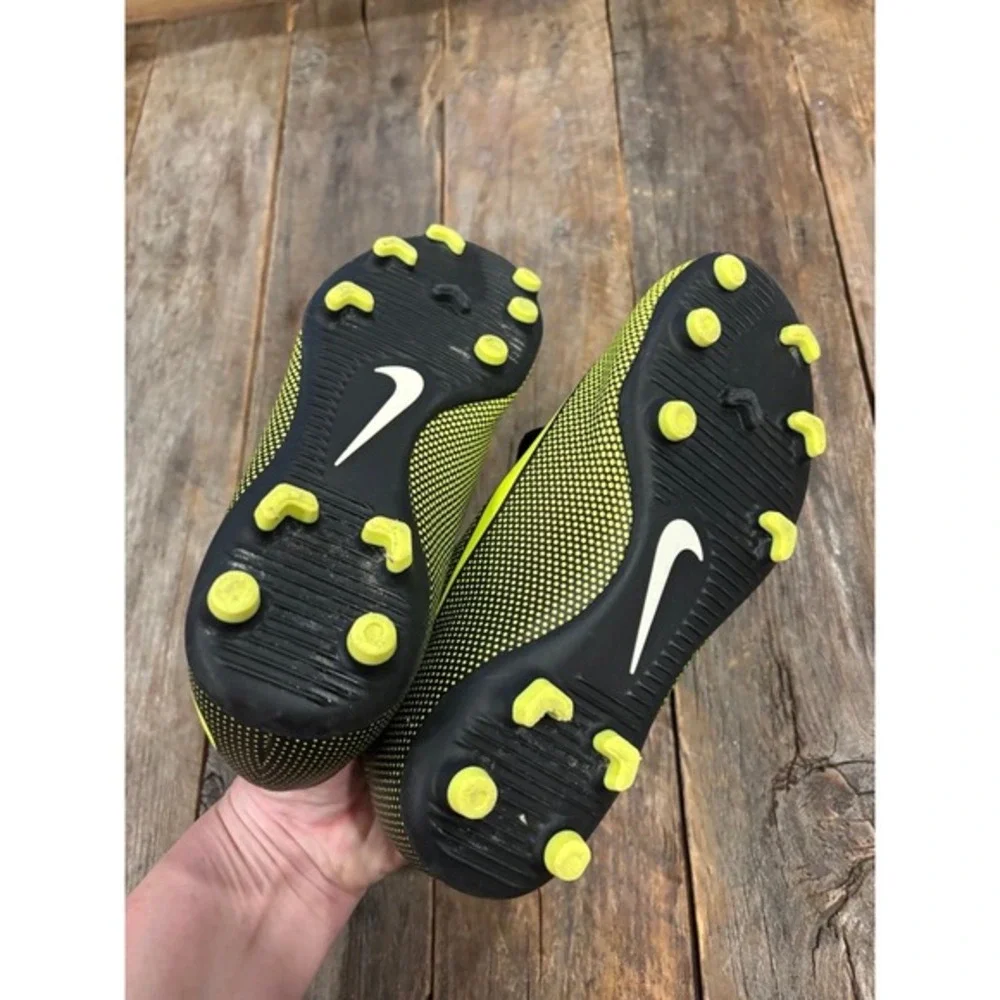 Nike‎ youth soccer cleats